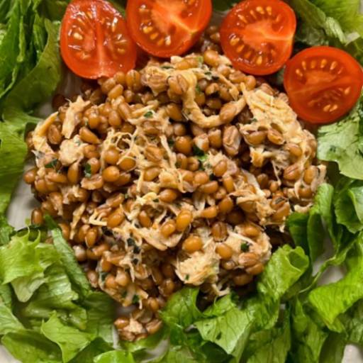 Salada de grãos de trigo com frango desfiado por Leveat - Comidas saudáveis e ultrassaborosas