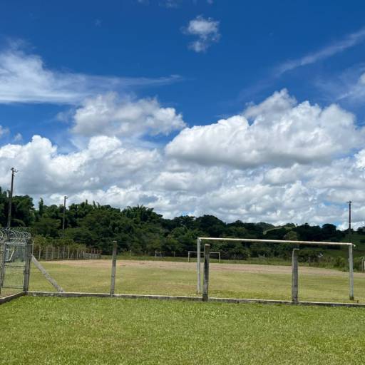 Campo de Futebol com Iluminação Noturna - Lazer e Confraternização em Leopoldina, MG