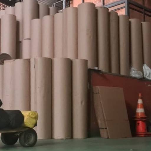 Papelão Ondulado ? BOBINA E ROLO DE PAPELÃO 1,40m X 30m (aprox) / 1,20m X 30m (aprox) / 1,00m X 30m (aprox) / 0,60m X 30m (aprox) / 0,70m X 30m (aprox)  e 0,80m X 30m (aprox)  Principais Aplicações do Papelão Ondulado – Proteger e embalar móveis, é um produto imprescindível para empresas transportadoras de mudanças, fábricas e revenda de móveis, transporte de chapas metálicas, vidros, frutas e outros produtos frágeis. https://arcadascaixas.com/bobina-de-papelao-ondulado