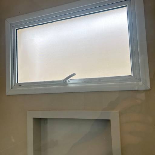 Janela Maxim-Ar para Banheiros – Ventilação Eficiente e Segurança em Boituva, SP por Japan Glass Vidraçaria