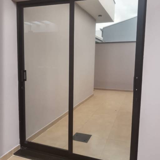 Porta 2 Folhas com Vidro – Funcionalidade e Elegância para seu Projeto em Ninho Verde I Eco Residence, SP por Japan Glass Vidraçaria