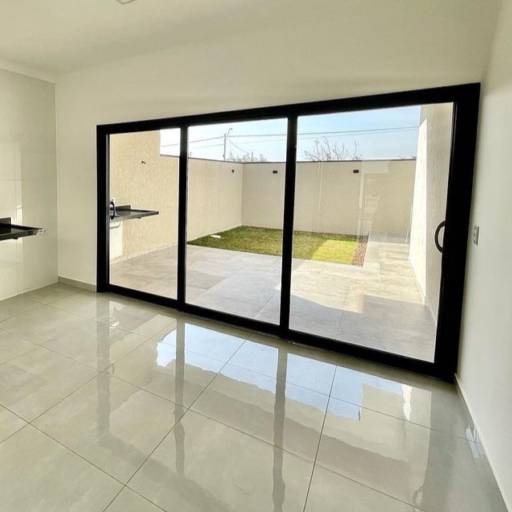 Porta 3 Folhas com Vidros – Amplitude e Sofisticação para seu Ambiente em Ninho Verde I Eco Residence, SP por Japan Glass Vidraçaria