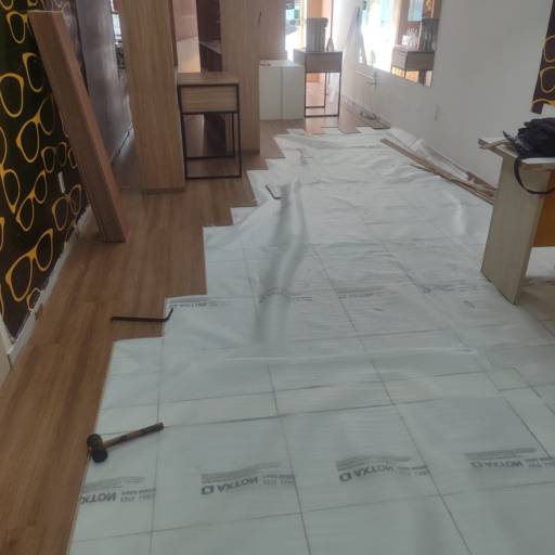 Projeto de Móveis Planejados com Instalação de Piso Amadeirado em Santa Cruz, RN por Jaelson Móveis Planejados