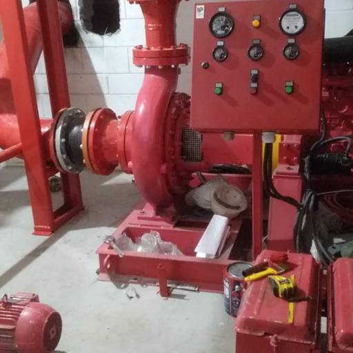 Instalação de uma bomba da caixa d'água  No tenda de ITU