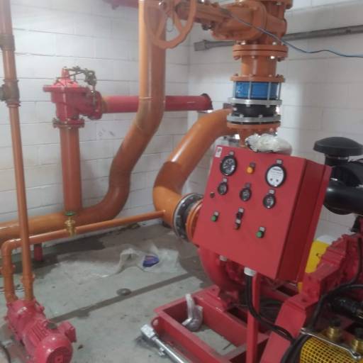 Instalação de uma bomba da caixa d'água  No tenda de ITU por JMS Construção e Reforma