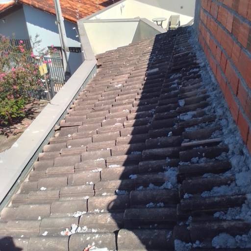 Lavagem de Telhado - Edifício Tom Jobim – Conservação e Estética com Segurança – Ferraz de Vasconcelos, SP por InovaVertical