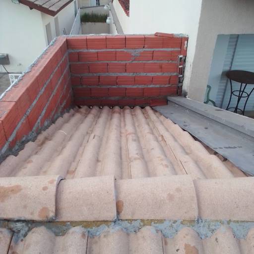 Lavagem de Telhado - Edifício Tom Jobim – Conservação e Estética com Segurança – Ferraz de Vasconcelos, SP por InovaVertical