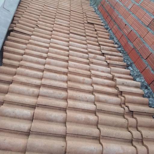 Lavagem de Telhado - Edifício Tom Jobim – Conservação e Estética com Segurança – Ferraz de Vasconcelos, SP por InovaVertical