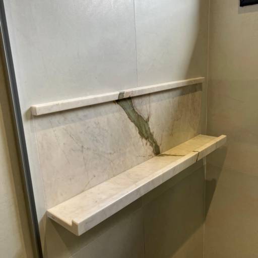 Prateleiras em Pedra Sob Medida com Sofisticação – Piracicaba, SP por Piramarmores - Marmoraria Piracicaba Prateleiras em Pedra Sob Medida com Sofisticação – Piracicaba, SP por Piramarmores - Marmoraria Piracicaba