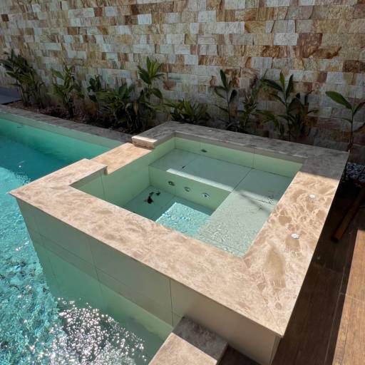 Bordas de Piscina em Pedra Natural com Acabamento Premium – Piracicaba, SP por Piramarmores - Marmoraria Piracicaba