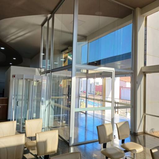 Obra no Banco Creditag  por Top Vidros