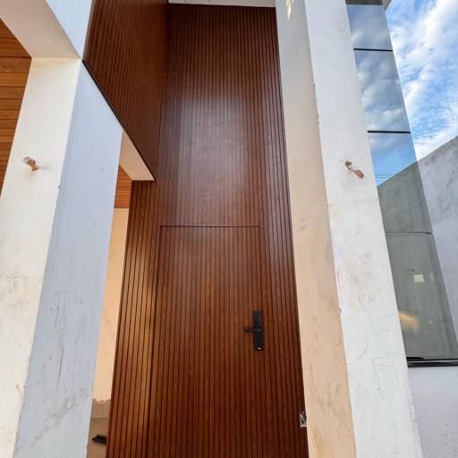 Portas em Alumínio Ripado com Acabamento Moderno – São Manuel, SP