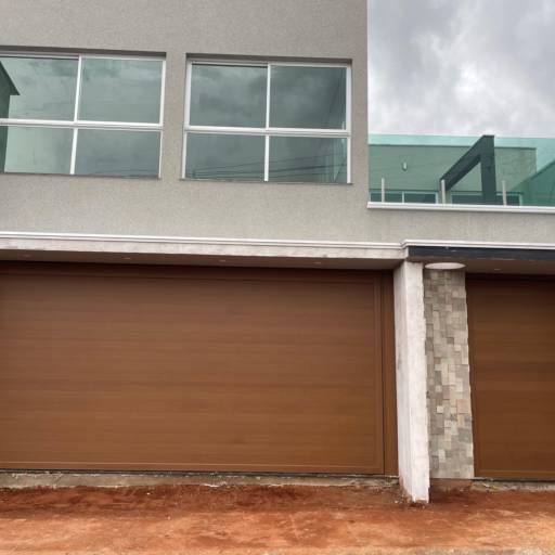 Portões em Alumínio Amadeirado com Estilo e Resistência – São Manuel, SP