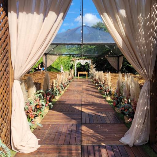 Comprar o produto de Passarela de madeira (deck) com elegância – Santa Cruz do Rio Pardo em Decoração para Festas pela empresa Marcos Marião Decorações em Santa Cruz do Rio Pardo, SP por Solutudo