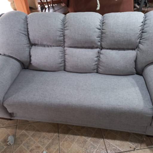 Reforma de sofá 2 e 3 lugares em linho encorpado cinza em Itaocara, RJ por Carlão Capoteiro e Estofador