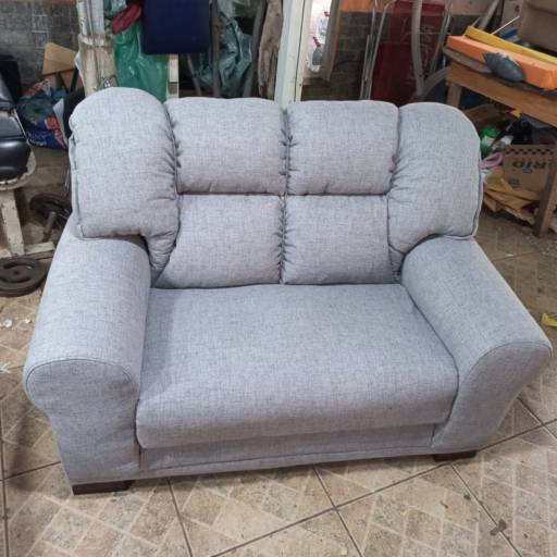 Reforma de sofá 2 e 3 lugares em linho encorpado cinza em Itaocara, RJ por Carlão Capoteiro e Estofador