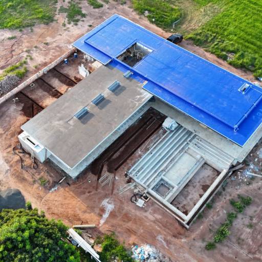 Visão de drone obra Santa Cristina 1 próxima à represa: destaque em alto padrão