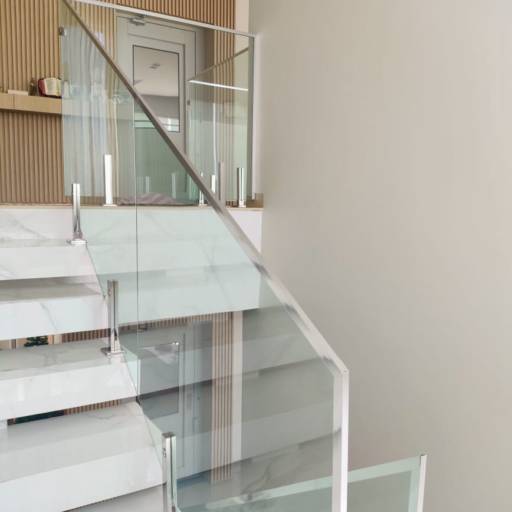 Guarda Corpo em Alumínio e Vidro – Segurança com Estilo em Assis, SP por American Glass Vidraçaria e Esquadrias de Alumínio Guarda Corpo em Alumínio e Vidro – Segurança com Estilo em Assis, SP por American Glass Vidraçaria e Esquadrias de Alumínio