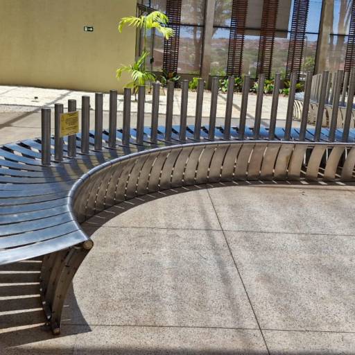 Banco em Inox Produzido para o Orquidário de Lençóis Paulista – Resistência com Design Funcional por MW Inox Fabricação e Polimento Industrial