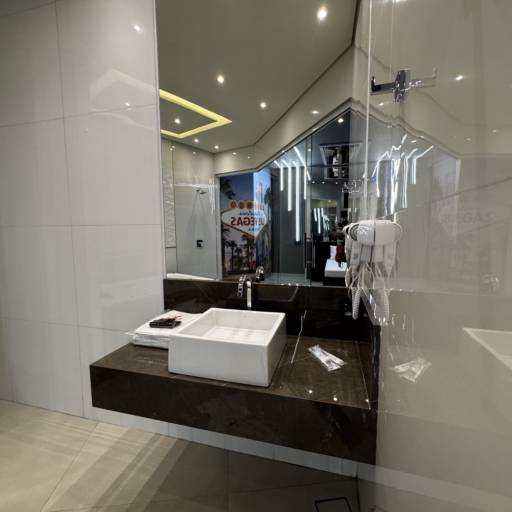 Suíte Temática Las Vegas – Luxo, Conforto e Sedução em Cacoal por Motel Você Que Sabe