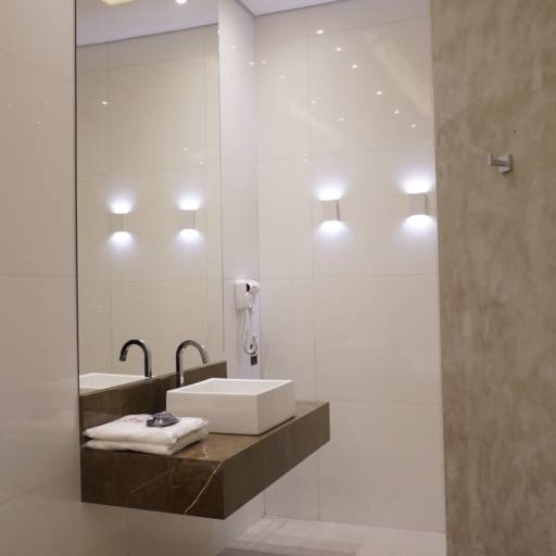 Suíte Temática Londres – Elegância Clássica e Tecnologia em Cacoal por Motel Você Que Sabe