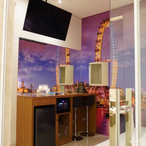 Suíte Temática Londres – Elegância Clássica e Tecnologia em Cacoal por Motel Você Que Sabe