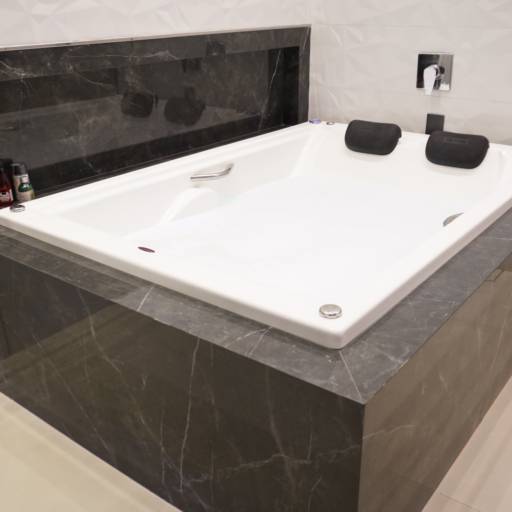 Suíte Temática Londres – Elegância Clássica e Tecnologia em Cacoal por Motel Você Que Sabe