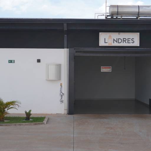 Suíte Temática Londres – Elegância Clássica e Tecnologia em Cacoal por Motel Você Que Sabe