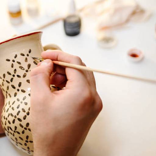 Curso de Pintura em Cerâmica em Curitiba – Dê Vida às Suas Peças no Espaço Libel