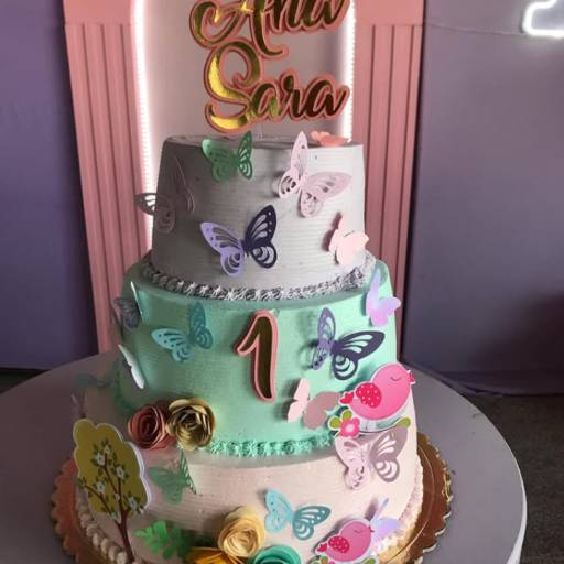 Comprar o produto de Bolo de três andares em Bolo de Aniversário pela empresa Dona Jujuba Doces e Salgados em Foz do Iguaçu, PR por Solutudo