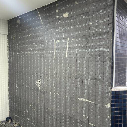 Varanda renovada com acabamento impecável! por FB Pinturas e Acabamentos