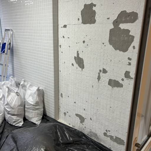 Varanda renovada com acabamento impecável! por FB Pinturas e Acabamentos