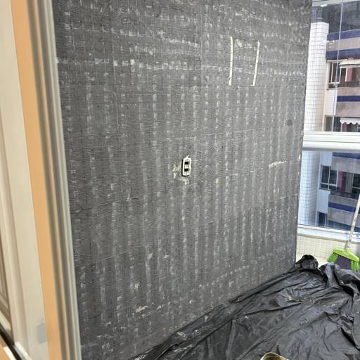 Varanda renovada com acabamento impecável! por FB Pinturas e Acabamentos