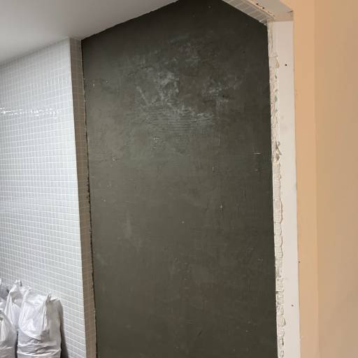 Varanda renovada com acabamento impecável! por FB Pinturas e Acabamentos