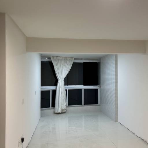 Varanda renovada com acabamento impecável! por FB Pinturas e Acabamentos