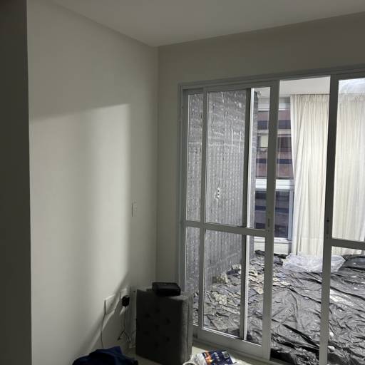 Varanda renovada com acabamento impecável! por FB Pinturas e Acabamentos