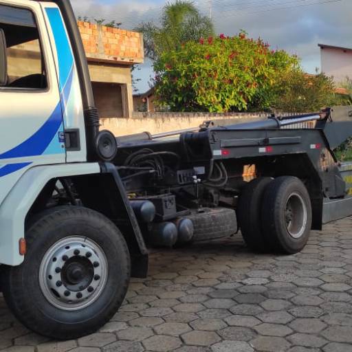 Colocando caçamba – Bairro Brabância por 2M Caçambas