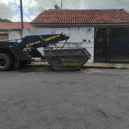 Colocando caçamba – Bairro Brabância por 2M Caçambas