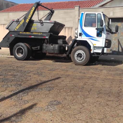 Retirando caçamba – Av. Três Marias por 2M Caçambas