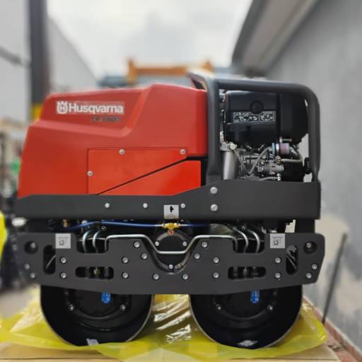 Compactação com Eficiência e Potência: Conheça o Rolo Compactador de 700kg! por 3R Locadora de Equipamentos para Construção Civil