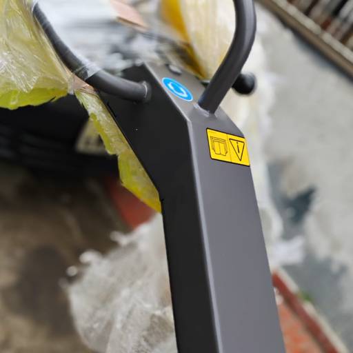 Compactação com Eficiência e Potência: Conheça o Rolo Compactador de 700kg! por 3R Locadora de Equipamentos para Construção Civil