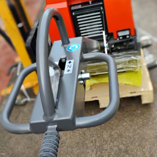 Compactação com Eficiência e Potência: Conheça o Rolo Compactador de 700kg! por 3R Locadora de Equipamentos para Construção Civil