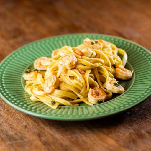 Talharim alho e óleo com camarão grelhado por Cardume Gastrobar  Talharim alho e óleo com camarão grelhado por Cardume Gastrobar