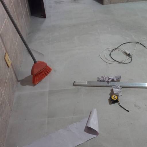 Instalação de Piso Vinílico em Santa Bárbara Resort Residence – Ômega Construtora por Ômega Construtora