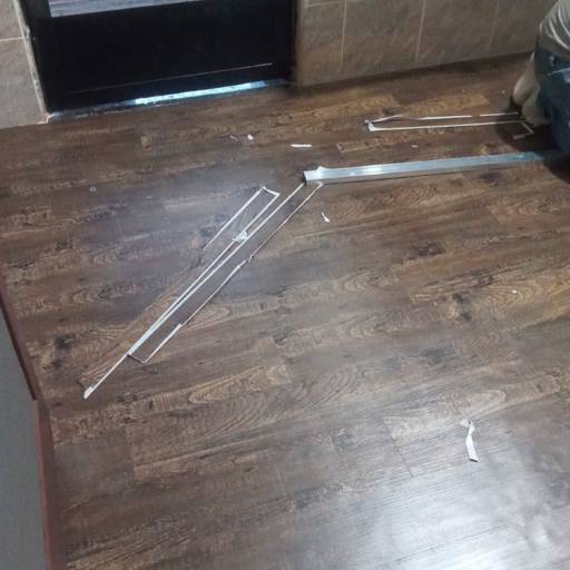 Instalação de Piso Vinílico em Santa Bárbara Resort Residence – Ômega Construtora por Ômega Construtora