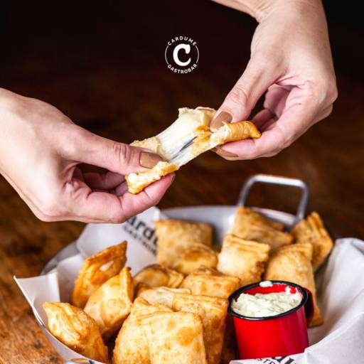 Porção de Mini Pastéis  por Cardume Gastrobar  Porção de Mini Pastéis  por Cardume Gastrobar