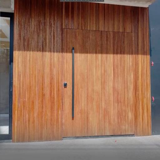 Porta Ripada GL-21 – Design, Resistência e Sofisticação para Sua Fachada no Ninho Verde II Eco Residence por Portales Portas e Janelas