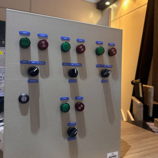 Montagens de painéis de comando