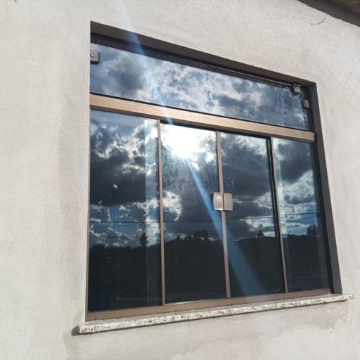 Janela vidro temperado com basculante sob medida em Barbacena, MG por Vidraçaria Uniglass Janela vidro temperado com basculante sob medida em Barbacena, MG por Vidraçaria Uniglass