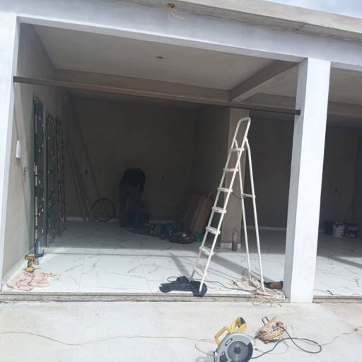 Fechamento de porta de correr Antes / depois: funcionalidade e elegância em Barbacena por Vidraçaria Uniglass